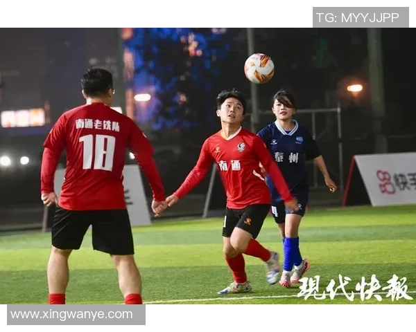 踢足球明星摆手视频引发热议球迷们的欢呼与期待交织在一起